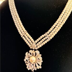 Elegant Pearl and Silver Necklace